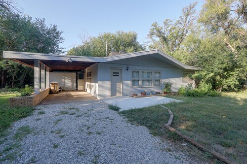 Lulus House w/ Yard! 8 Mi to Dtwn Wichita