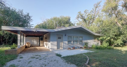 Lulus House w/ Yard! 8 Mi to Dtwn Wichita