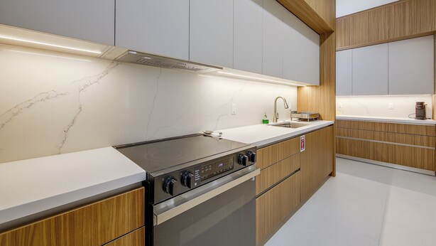 Una cocina moderna con estufa integrada, horno y pileta de acero inoxidable.