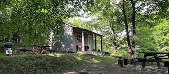 The Barton House-Near Mackinac Island & Tunnel of Trees. Cozy Couples Retreat