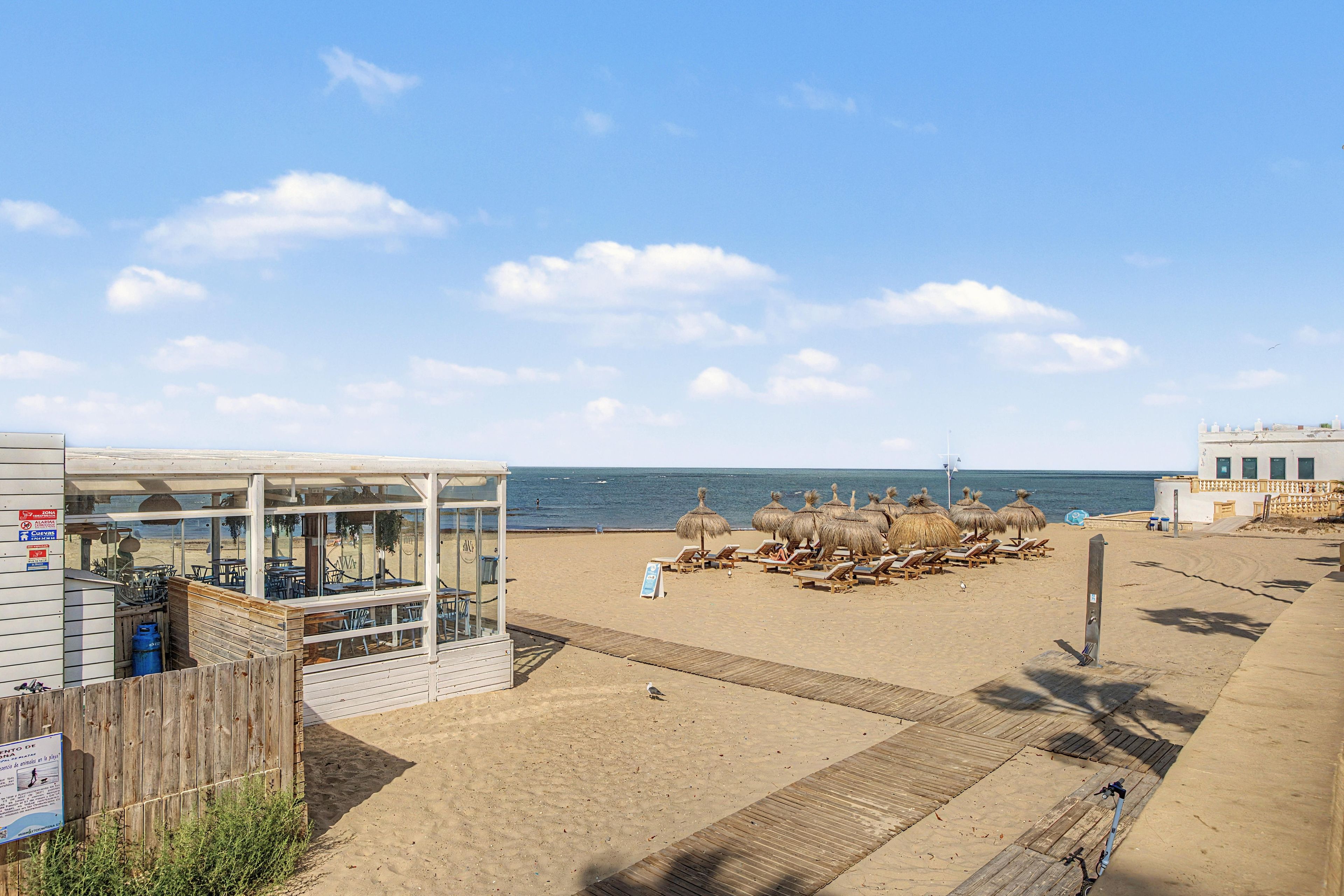 Un restaurant situé en bord de mer, avec une terrasse et vue sur l’océan.