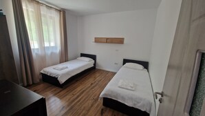 Room - A warm and comfortable home (Mărgineni)
