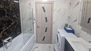 Bathroom - A warm and comfortable home (Mărgineni)
