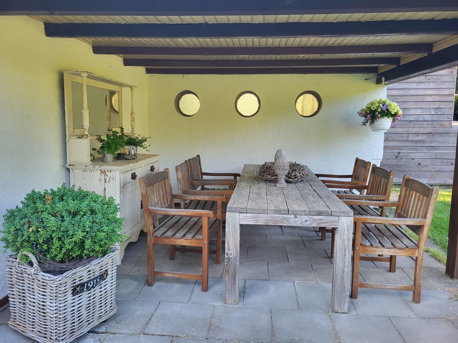 Outdoor dining