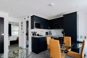 Comfort appartement | Privékeuken | Een koelkast met diepvriezer, een microgolfoven, een oven, een kookplaat