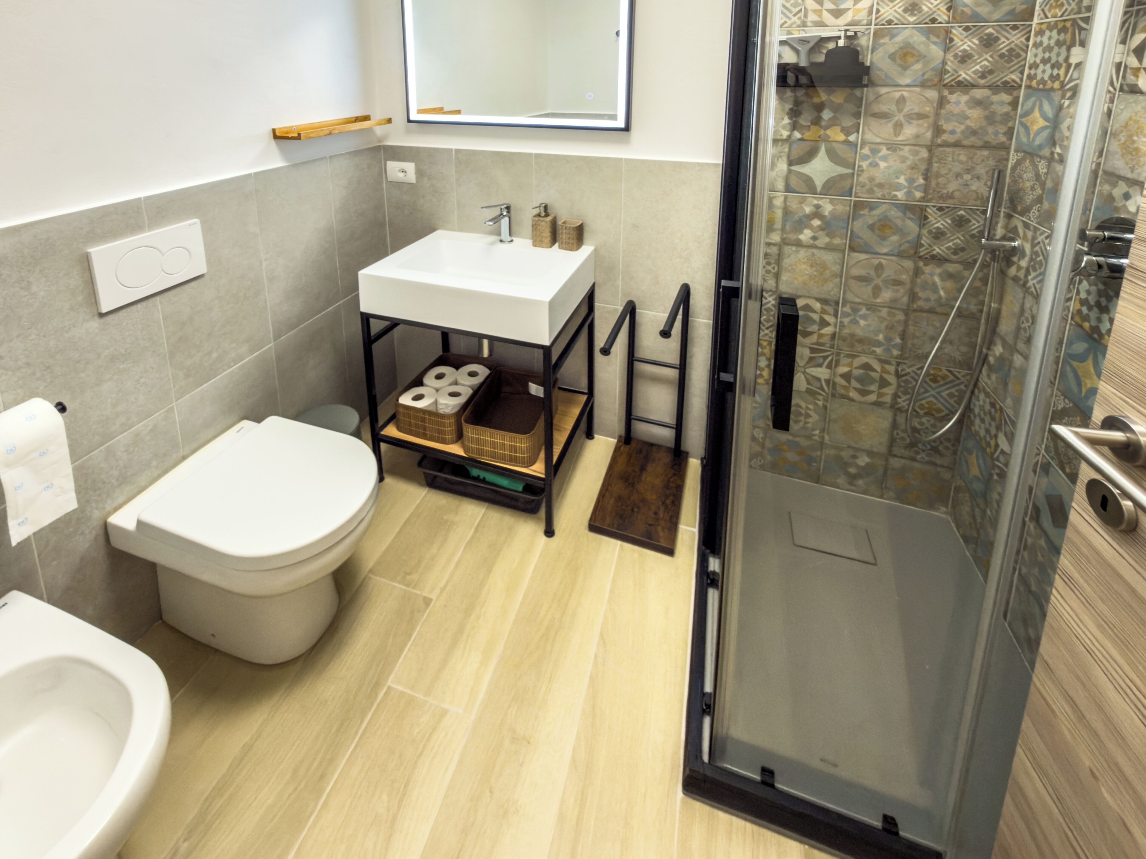 Ein modernes Badezimmer mit Toilette, Bidet und Dusche.