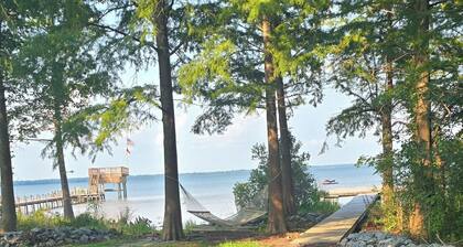 Spacious 4-bedroom house in Creswell NC right on Lake Phelps.