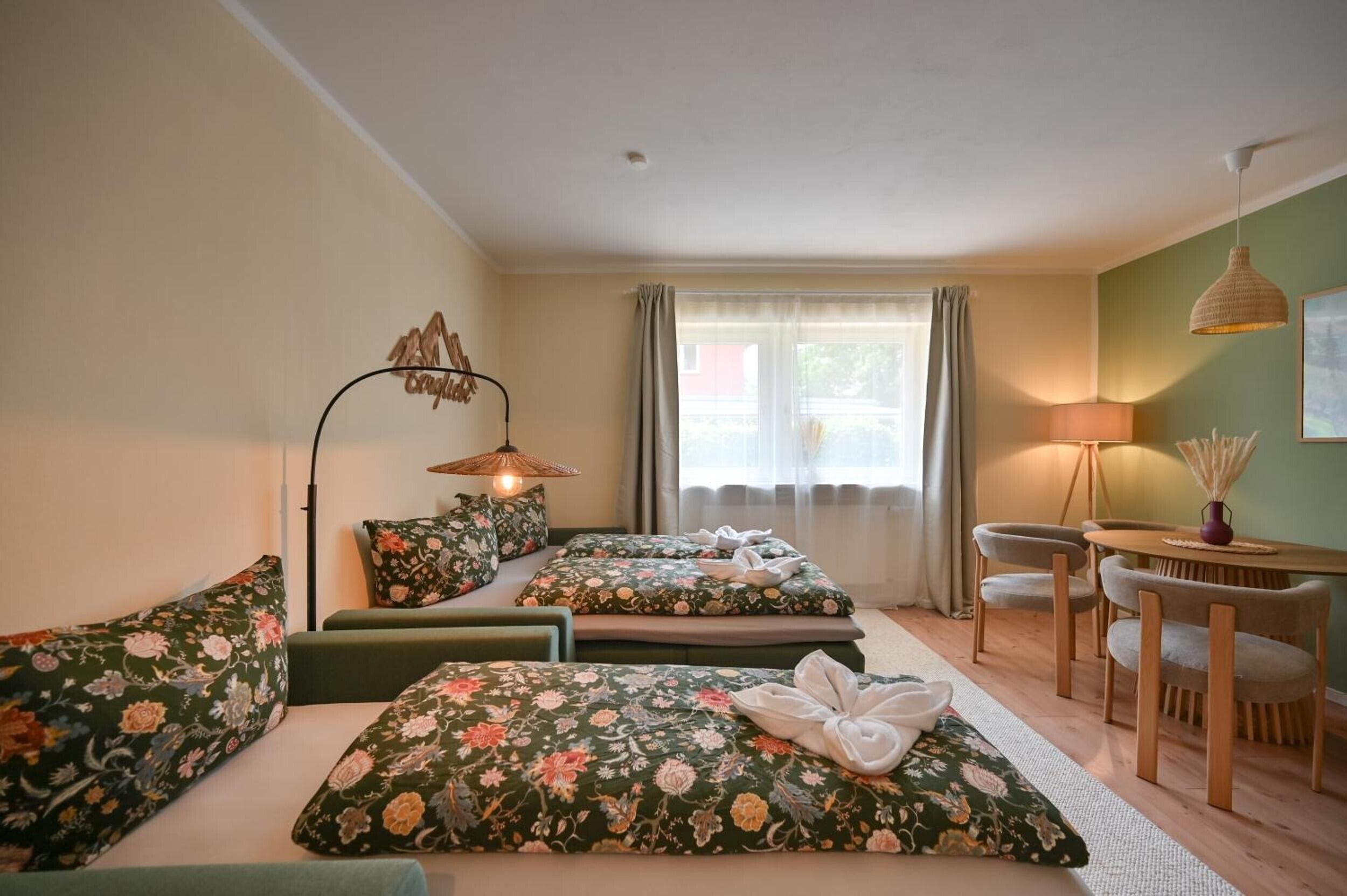 Ein Hotelzimmer mit Bett, Schreibtisch, Stuhl und Lampe.