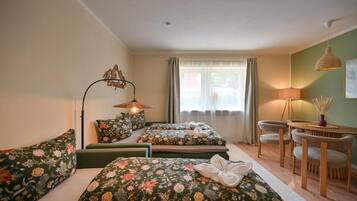 Ein Hotelzimmer mit Bett, Schreibtisch, Stuhl und Lampe.