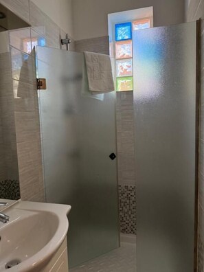 Tvåbäddsrum | Badrum | Dusch, handdukar, tvål och toalettpapper