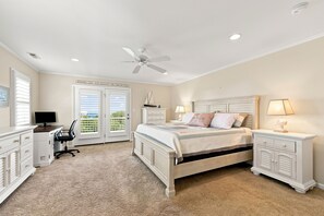 Ein Schlafzimmer mit Bett, Nachttischen, Schreibtisch und Stuhl.