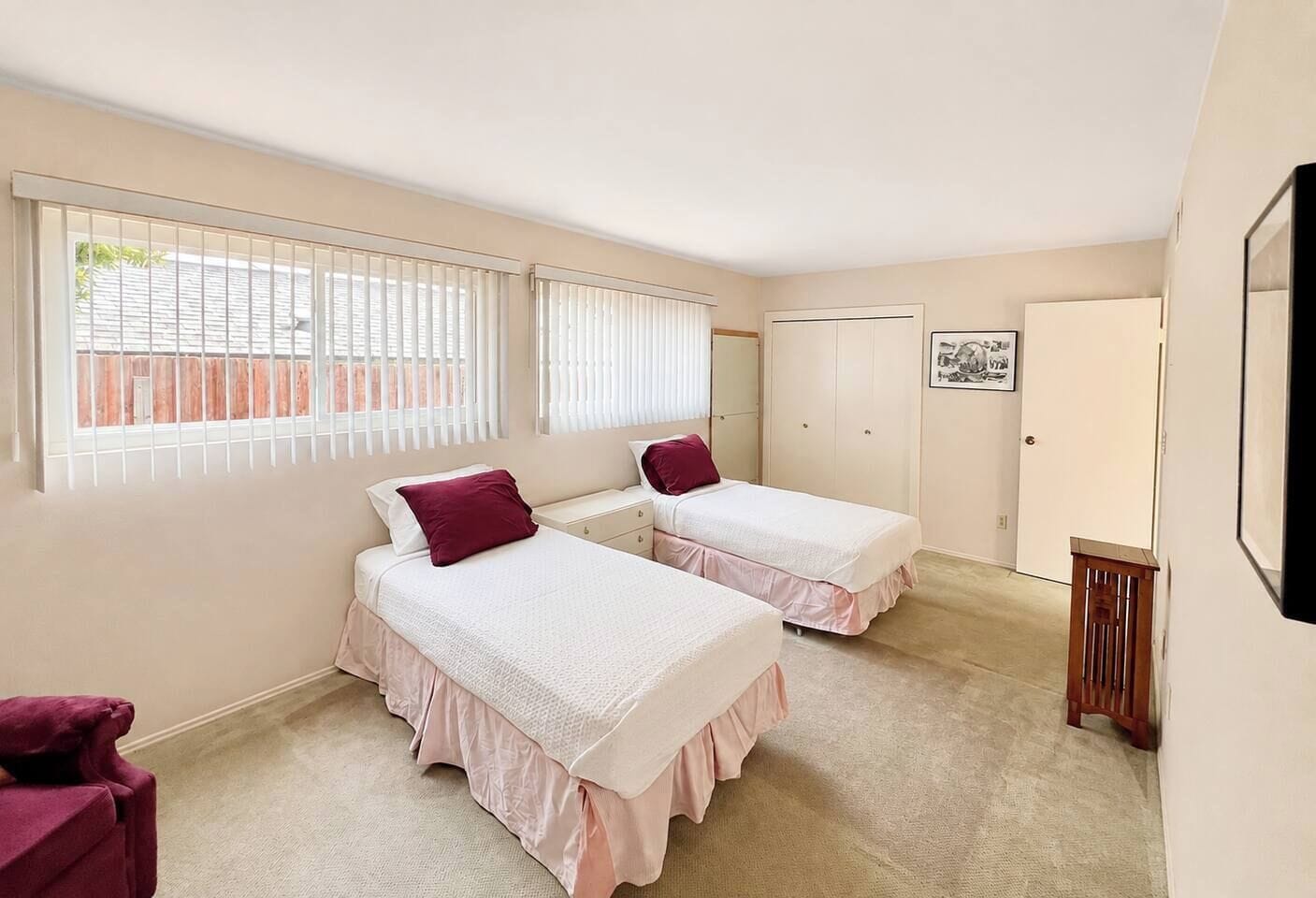 5 bedrooms, desk, iron/ironing board, WiFi