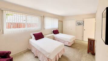5 bedrooms, desk, iron/ironing board, WiFi