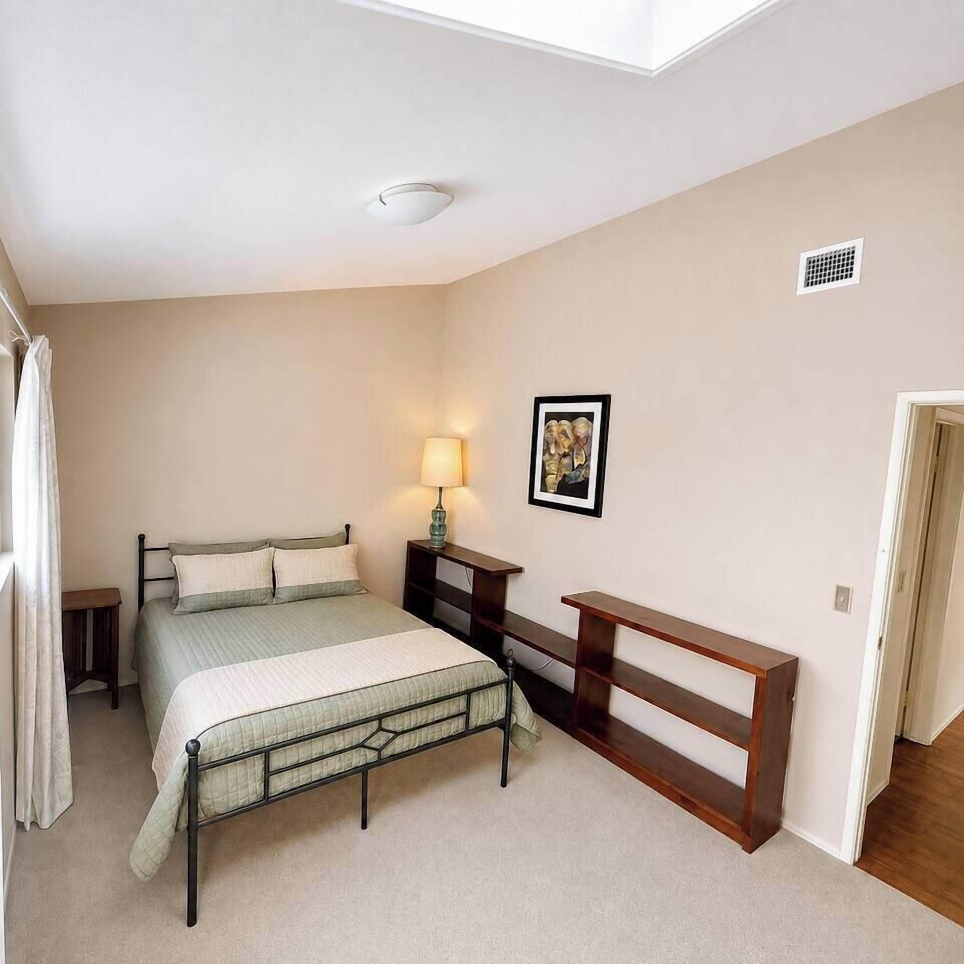 5 bedrooms, desk, iron/ironing board, WiFi