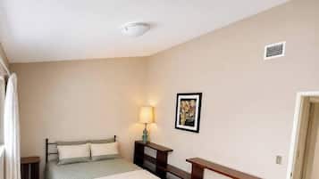 5 bedrooms, desk, iron/ironing board, WiFi