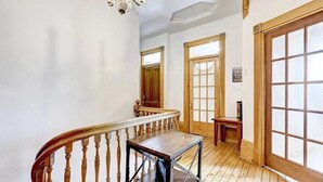 Un escalier avec une rampe en bois et un lustre.