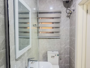 Bathroom - Unique Studio Apartment in Victoria Island with Pool, Fast Wi-Fi & 24/7 Power (Lagos)