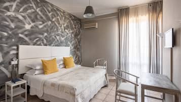 Standard Double or Twin Room | In-room safe, desk, cribs (free), WiFi (free)