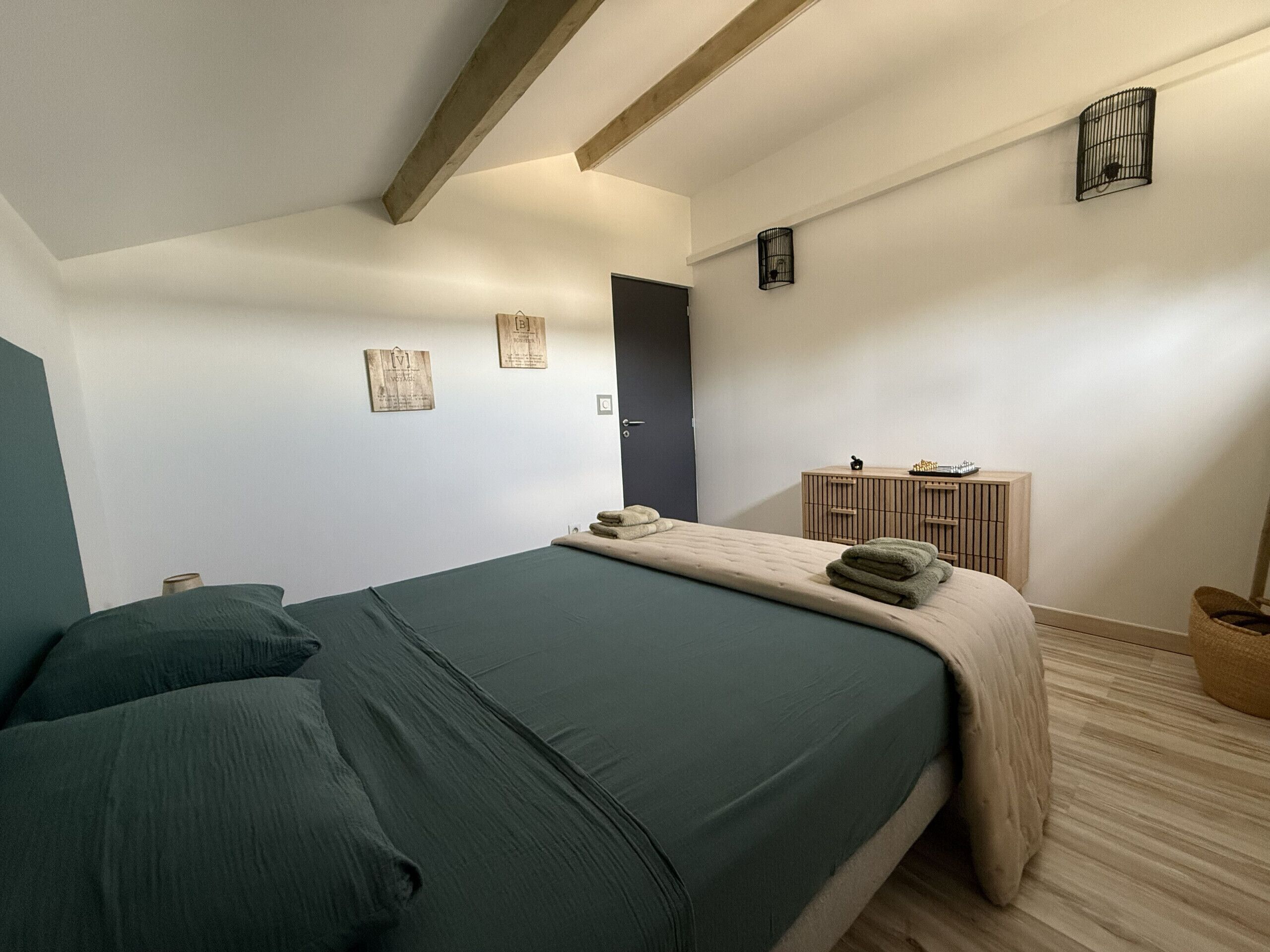 Una camera da letto con un letto, un armadio e una porta.