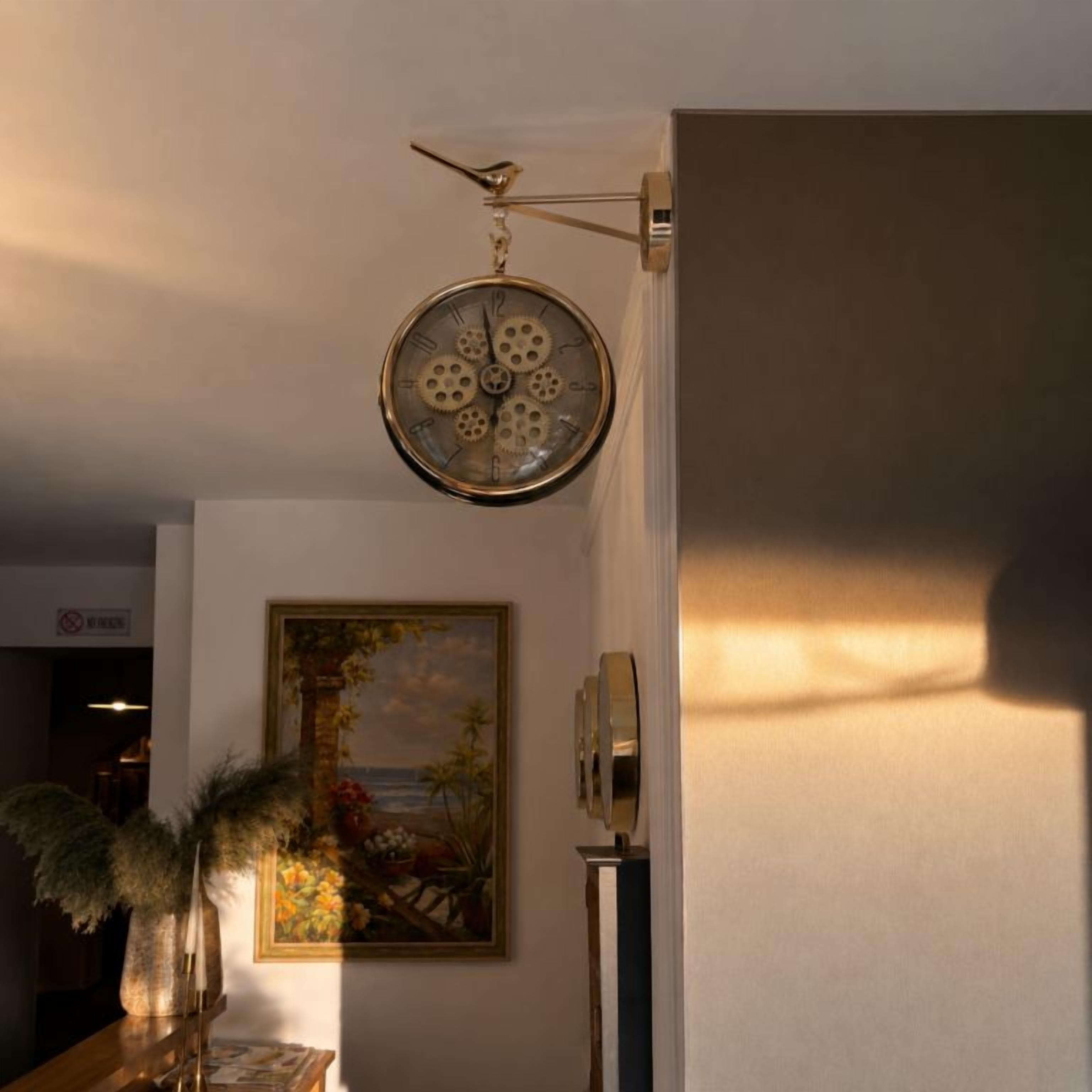 Un reloj de pared con diseño de pájaro, un cuadro enmarco y un florero con plantas secas.