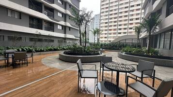 Basic Apartment | Outdoor dining