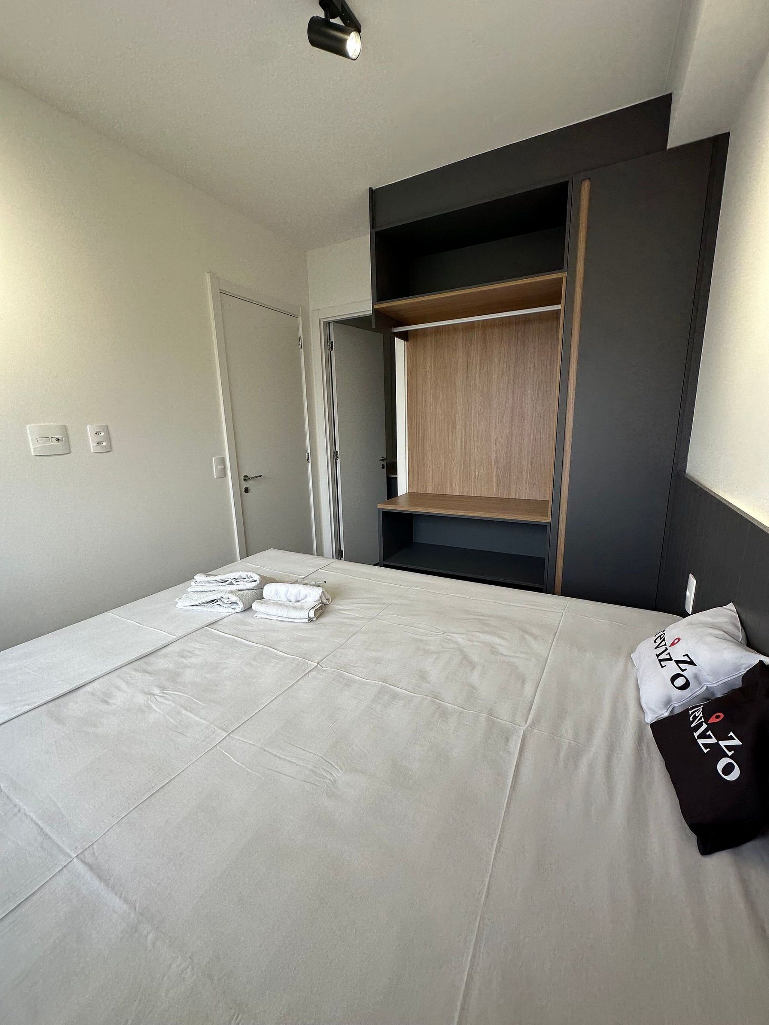Une chambre à coucher avec un lit, une armoire et un placard.