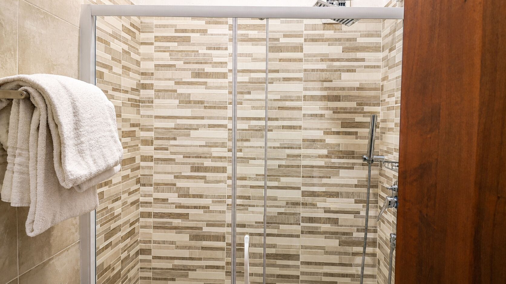 Shower, free toiletries, hair dryer, bidet