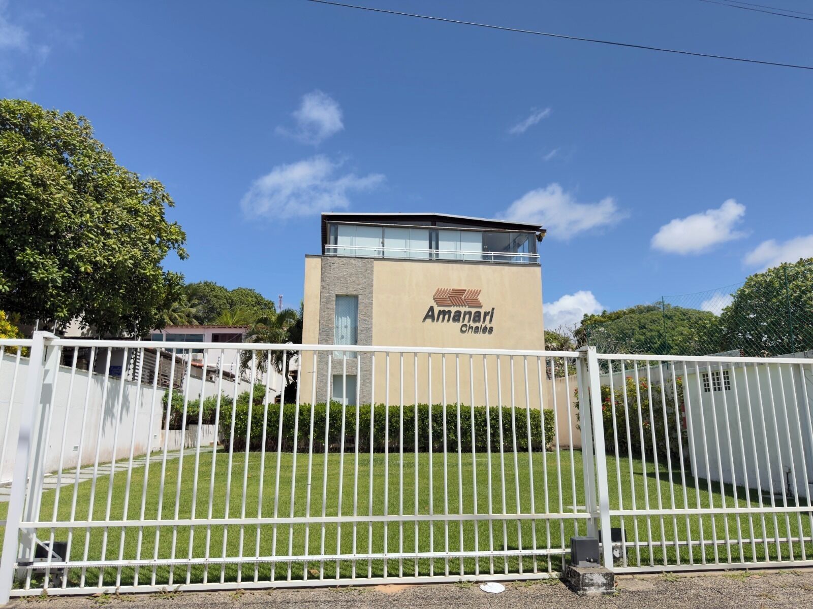 Uma propriedade murada com um edifício identificado como 'Amanari Chalets'.