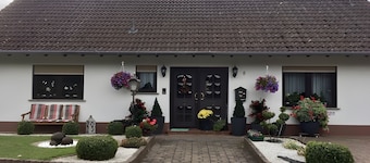 Apartment „Haus Sonnenschein“ mit Pool, Terrasse und WLAN
