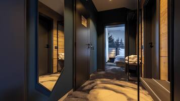 Deluxe Twin Room | Peti besi dalam bilik, meja, ruang kerja komputer riba