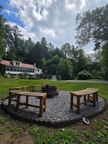 Family paradise, Hot tub, private riverfront-watersports, dock, tubing, fire pit