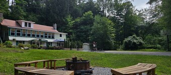 Family paradise, Hot tub, private riverfront-watersports, dock, tubing, fire pit