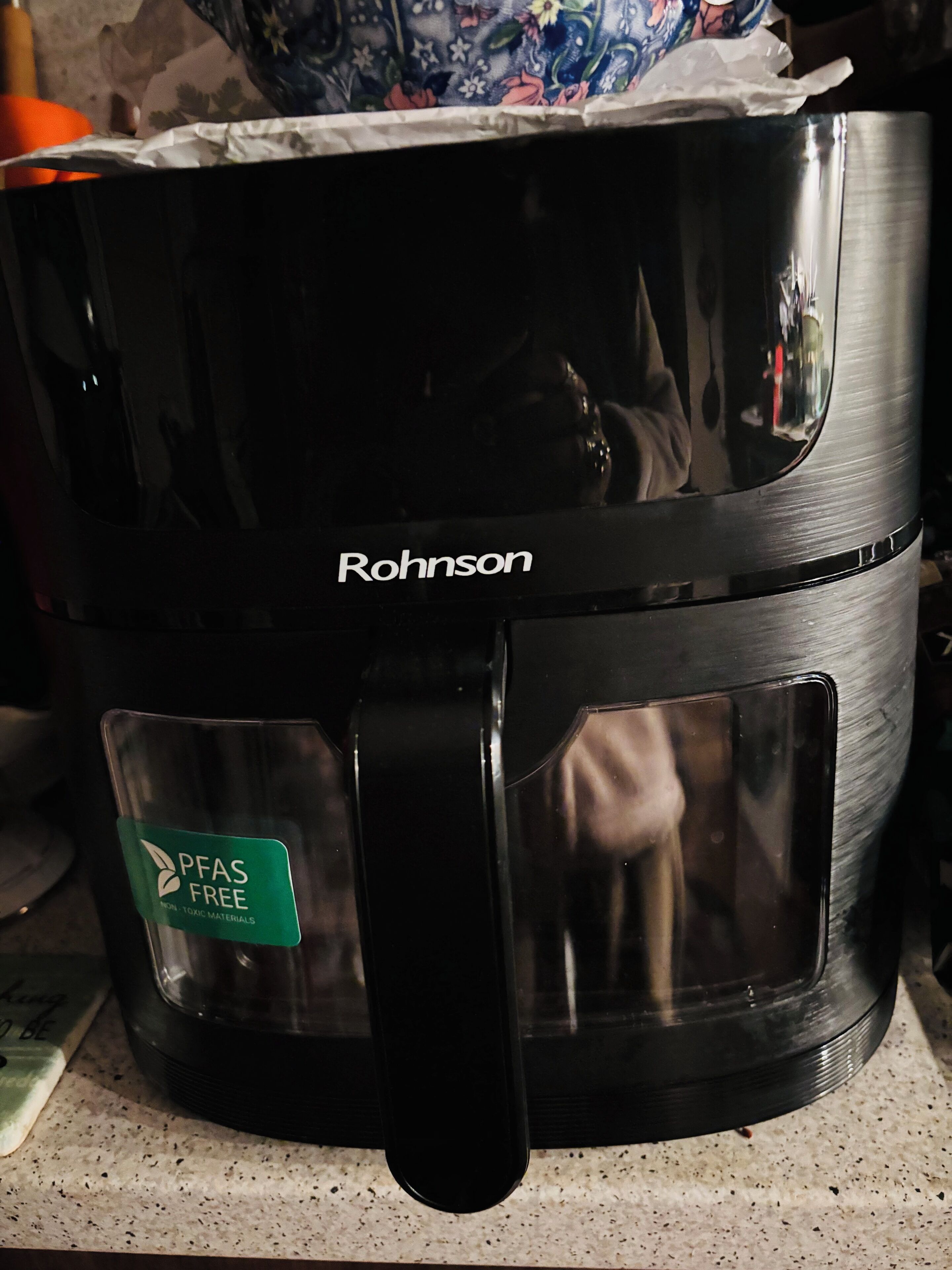 Ein schwarzes Gerät mit dem Aufdruck 'PFAS FREE' und dem Markenlogo 'Rohnson'.