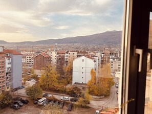 Un barrio residencial con edificios de varios pisos, un estacionamiento y follaje otoñal.