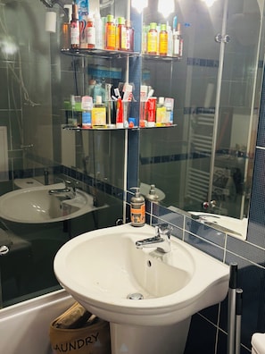 Combined shower/bathtub, free toiletries, hair dryer, slippers - Experience at Malinova dolina (Sofia)