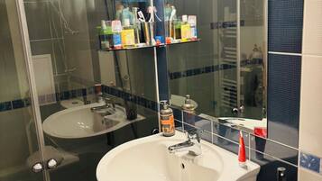 Classic Room, Mountain View | Bathroom | Combined shower/tub, free toiletries, hair dryer, slippers