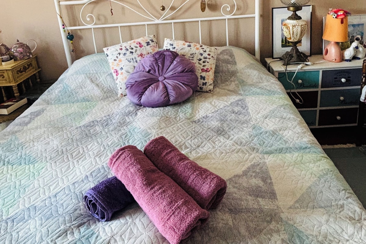 Habitación clásica, vistas a la montaña | Sistema de insonorización, tabla de planchar con plancha, wifi gratis