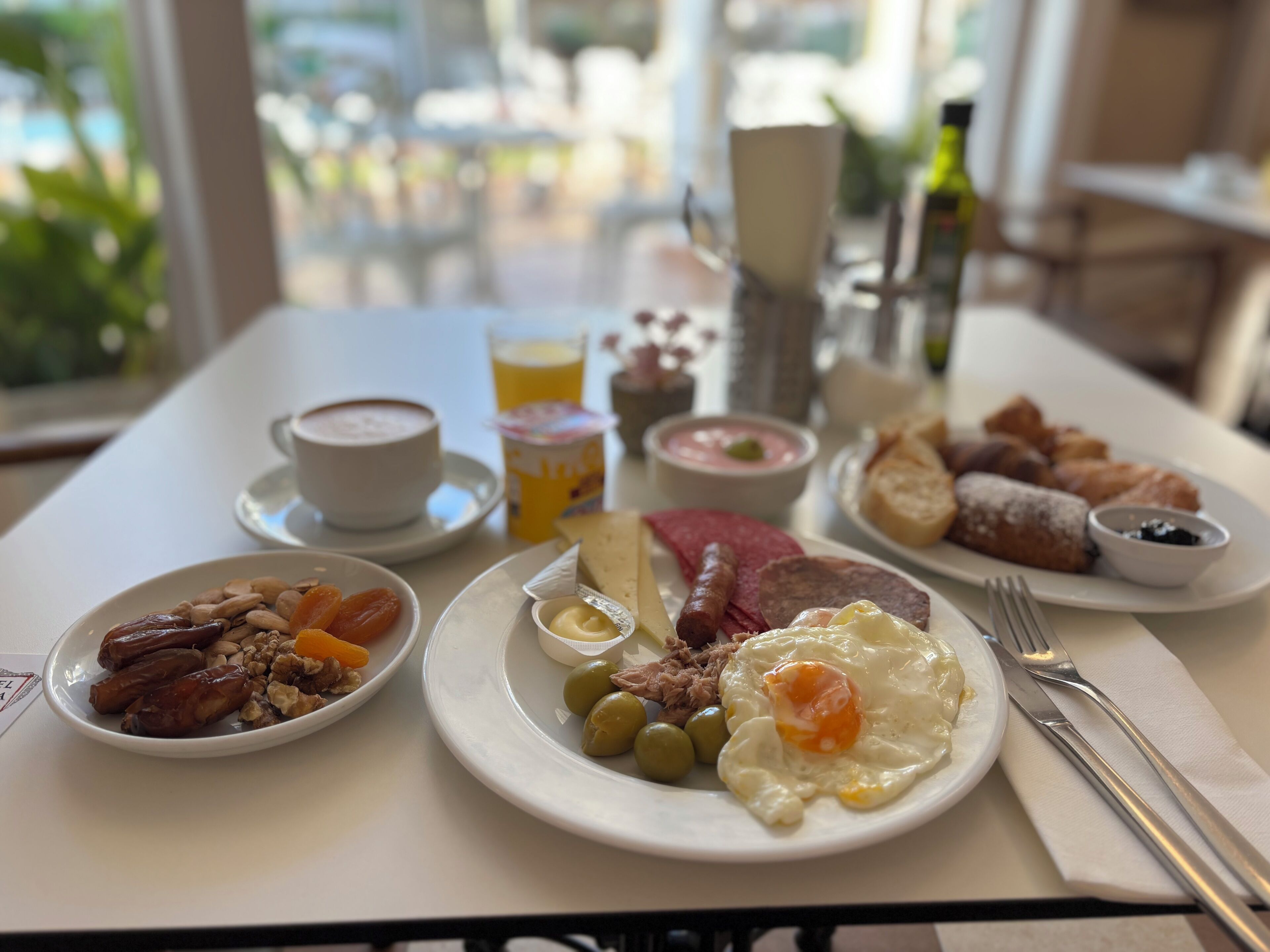 Ein Esstisch mit Speisen, einer Kaffeetasse und einer Flasche.