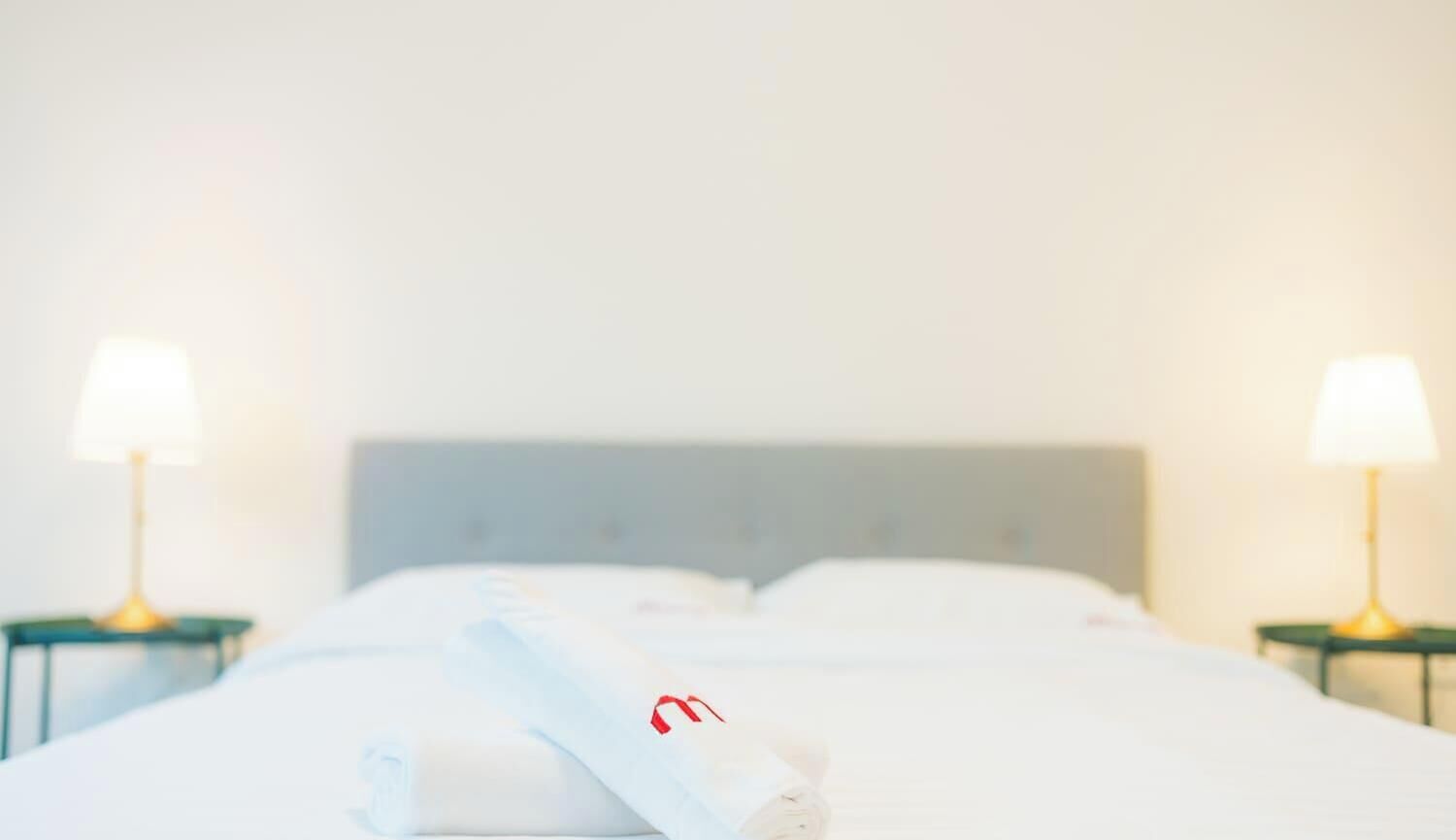 Escritorio, tabla de planchar con plancha, wifi y ropa de cama