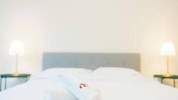 Escritorio, tabla de planchar con plancha, wifi y ropa de cama