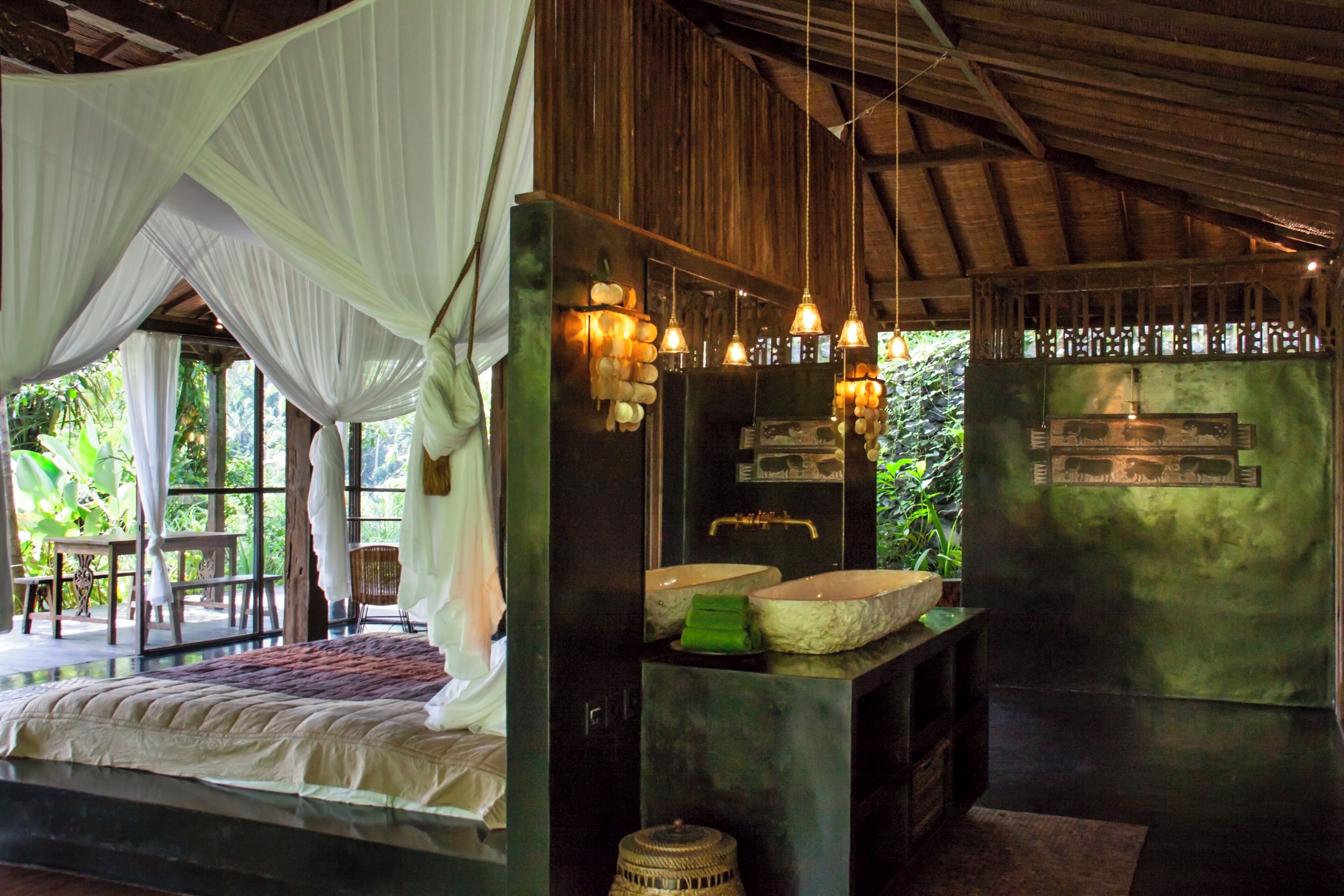 Une chambre à coucher avec un lit à baldaquin, un lavabo en pierre et un plafond en bois.