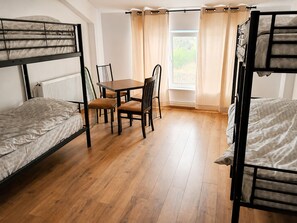 Room - Hostel BaseCamp Bacau (Bacău)