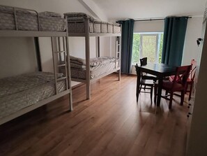Room - Hostel BaseCamp Bacau (Bacău)