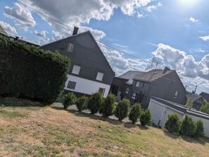 A residential area with houses, a grassy yard, and a clear sky. - 🍋 Casa Limone – Your cozy retreat in the Westerwald (not Upland) (Willingen)