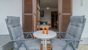 A room with a bed, a bedside table, and a window. - Cozy 1-room apartment, sauna, swimming pool, parking (Zwiesel)