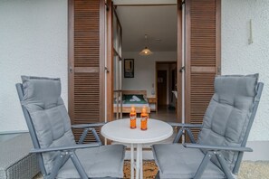 Quarto com uma cama, mesa de cabeceira e janela.