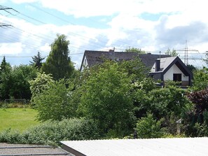 A residential area with houses, trees, and power lines. - Apartment 'Haus Abendsonne Großes Hochparterre' with Private Terrace, Shared Garden and Wi-Fi (Koblenz)