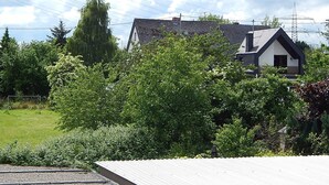 Asuinalue, jossa on taloja, puita ja sähköjohtoja.