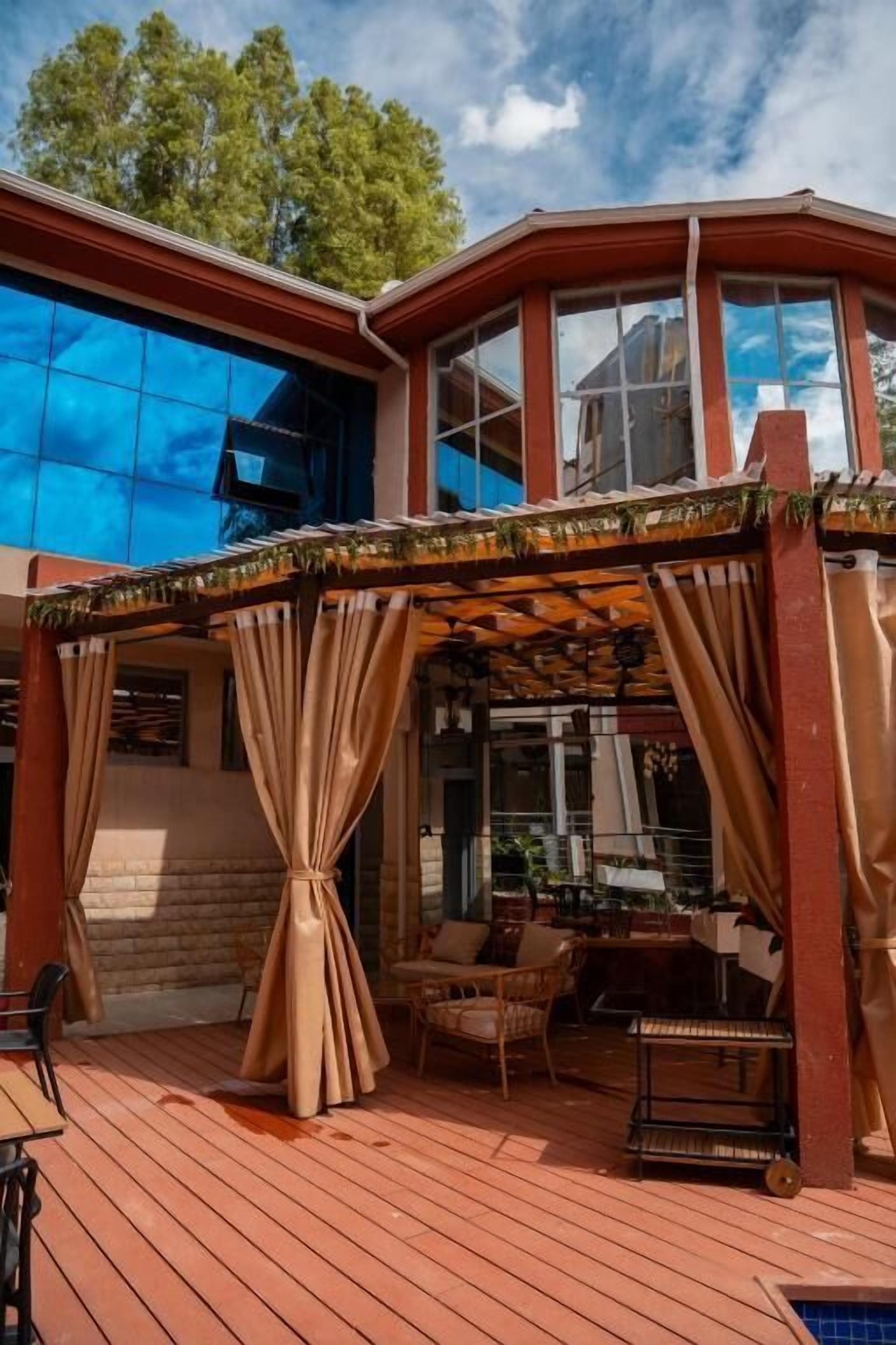 Dubbelrum - utsikt mot poolen | Restaurang utomhus