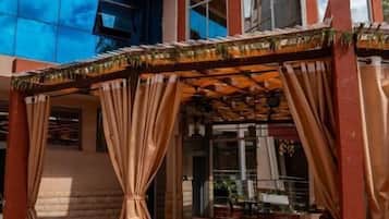 Dubbelrum - utsikt mot poolen | Restaurang utomhus